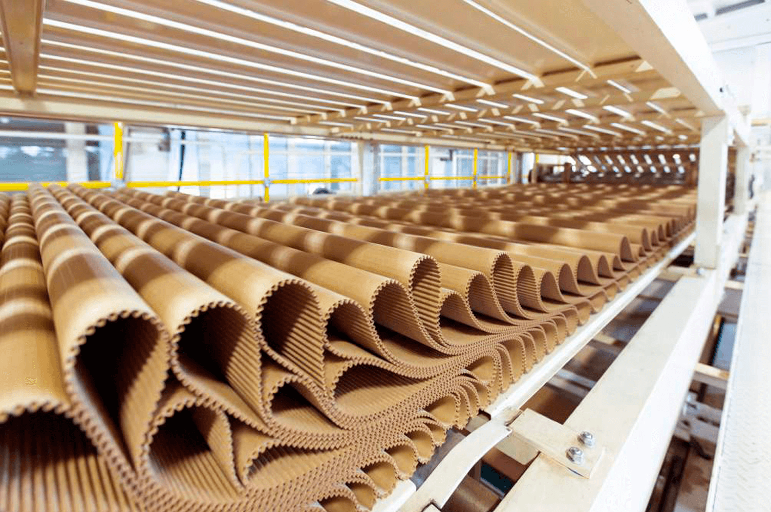Beneficios de usar cartón corrugado para embalajes industriales